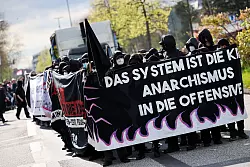 In Hamburg hie&szlig; es &laquo;Das System ist die Krise, Anarchismus in die Offensive!&raquo;. Der schwarze Block am Ausgangspunkt der Demonstration beim Tierpark Hagenbeck. - &copy; Christian Charisius/dpa