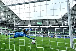 Das 1:0 für den FC Bayern: Wolfsburgs Torhüterin Stina Johannes kann den Schuss von Klara Bühl nicht halten. - © Swen Pförtner/dpa