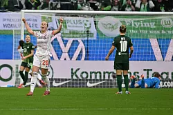 Münchner Jubel in Wolfsburg: Franziska Kett feiert das Tor zum 2:1. - © Swen Pförtner/dpa