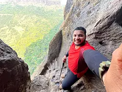 Ein Mann macht ein Selfie am Harihar Fort in Indien. - © Akshay Sunil Patil/privat/dpa