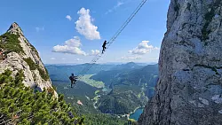 Bergsteiger klettern die «Himmelsleiter» am Donnerkogel im Dachsteingebirge im Salzkammergut hinauf. - © Wolfgang Russegger/Salzburger Bergsportführerverband/dpa