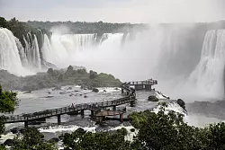 Die Iguazu-Wasserfälle an der Grenze zwischen Brasilien und Argentinien. Sie sind eines der gigantischsten Naturwunder der Welt. - © Wang Tiancong/XinHua/dpa