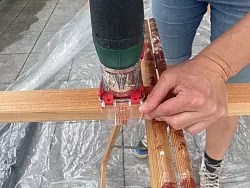 Passgenau: Zuerst werden die Konstruktionshölzer und Dielen genau zugeschnitten und die Kanten geglättet. - © DIY Academy/dpa-tmn