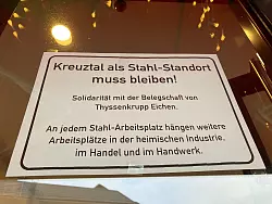 Geschäftsleute aus Kreuztal haben sich mit den Thyssenkrupp-Beschäftigen solidarisiert. In Kreuztal-Eichen soll ein Standort mit 600 Beschäftigten geschlossen werden. - © Helge Toben/dpa