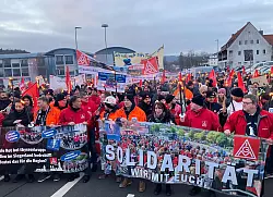 Mehrere hundert Thyssenkrupp-Stahlbeschäftigte demonstrieren gegen die geplante Schließung eines Standorts im Siegerland. - © Helge Toben/dpa