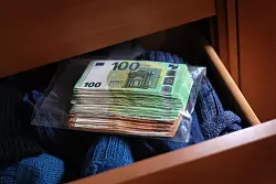 Sparer hierzulande bevorzugen Giro- und Tagesgeldkonten als Geldparkplätze. Vielfach wird aber auch Bargeld zu Hause verwahrt. (Symbolbild) - © Karl-Josef Hildenbrand/dpa