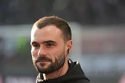 Das Heimspiel gegen Tottenham Hotspur k&ouml;nnte f&uuml;r Dennis Schmitt die letzte Partie als Frankfurter Interimstrainer sein. (Archivbild) - &copy; Marc Sch&uuml;ler/dpa