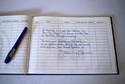 Bundespr&auml;sident Frank-Walter Steinmeier hat sich im Maji-Maji-Museum mit diesen Worten ins G&auml;stebuch eingetragen: &laquo;Ich verneige mich vor den Helden des Maji-Maji-Krieges und trauere um alle Opfer der deutschen Kolonialherrschaft. ...&raquo; - &copy; Bernd von Jutrczenka/dpa