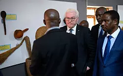 Bundespr&auml;sident Frank-Walter Steinmeier besucht das Maji-Maji Museum im Memorial Park von Songea. - &copy; Bernd von Jutrczenka/dpa