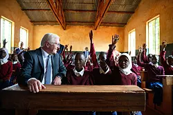 Bundespr&auml;sident Frank-Walter Steinmeier in einer Klasse der Maji-Maji Grundschule in Songea. - &copy; Bernd von Jutrczenka/dpa