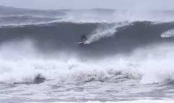 Surfer waren begeistert von den Monsterwellen, die schon vor der Ankunft von «Alfred» auf die Küsten zurollten. - © Jason O\\\'brien/AAP/dpa