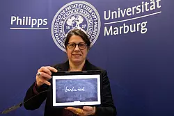 Constanze Spieß, Sprecherin der Unwort-Jury, verkündet die Entscheidung. - © Christian Lademann/dpa