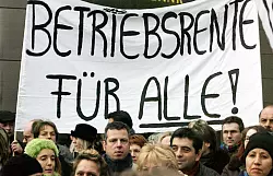 Mitarbeitende einer Bank demonstrieren f&uuml;r den Erhalt ihrer Betriebsrente (Foto: Archiv). - &copy; Frank Rumpenhorst/dpa