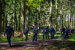 Einsatzkr&auml;fte suchen im nieders&auml;chsischen Bremerv&ouml;rde nach dem vermissten sechs Jahre alten Kind. - &copy; Sina Schuldt/dpa