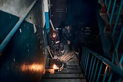 Anwohner kochen auf der Treppe eines Wohnhauses in Tschassiw Jar (Region Donezk). - &copy; -/Libkos/AP/dpa