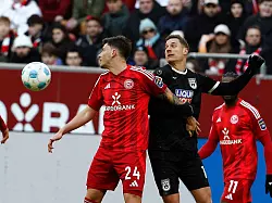 Torj&auml;ger Kownacki (l) trifft zuverl&auml;ssig. - &copy; Roland Weihrauch/dpa