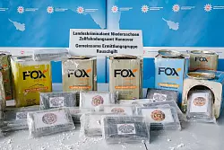 Im April 2022 informierte das LKA Niedersachsen über den Rekordfund von 16 Tonnen Kokain. Die Drogen waren in Dosen mit Spachtelmasse versteckt. (Archivbild) - © Ole Spata/dpa