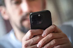 Das Berliner Start-up Parloa, ein Spezialist für automatisierte Kundengespräche, wird nach einer dritten großen Finanzierungsrunde mit über einer Milliarde Dollar bewertet. (Symbolbild) - © Sina Schuldt/dpa