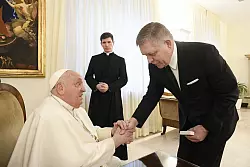 Vor dem Krankenhausaufenthalt empfing der Papst noch den slowakischen Ministerpräsidenten Robert Fico im Vatikan. - © Vatican Media/IPA via ZUMA Press/dpa