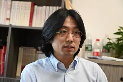 Dr. Hu Yusheng wendet traditionelle chinesische Medizin meistens an Katzen und Hunden an. - &copy; Johannes Neudecker/dpa