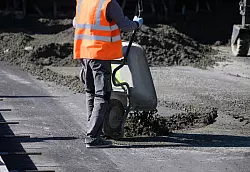 Staatliche Milliarden für Straßen, Schienen und Verteidigung sollen 2026 die Wirtschaft ankurbeln. (Symbolbild) - © Robert Michael/dpa