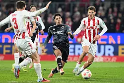 K&ouml;lns Joel Schmied k&auml;mpft gegen Frankfurts Far&egrave;s Chaibi um den Ball. - &copy; Federico Gambarini/dpa