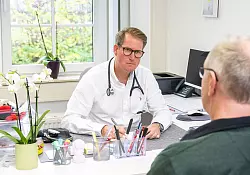 Der Hausarzt oder die Hausärztin spielt eine zentrale Rolle bei der Nachsorge von Schlaganfall-Patientinnen und Patienten. - © Benjamin Nolte/dpa-tmn