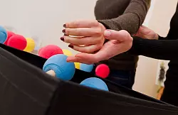 Damit sich Einschränkungen nach einem Schlaganfall bessern, kommt unter anderem Ergotherapie zum Einsatz. - © Franziska Gabbert/dpa-tmn