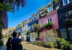 Ist es «Tatsächlich Liebe»? Zumindest wurden Szenen des beliebten Weihnachtsklassikers in der St. Luke\\\'s Mews in Notting Hill gedreht. - © Dörte Nohrden/dpa-tmn
