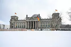 Starker Schneefall sorgte für echtes Wintergefühl in Berlin. - © Elisa Schu/dpa
