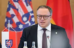 Thüringens Ministerpräsident Mario Voigt erhofft sich vom Treffen mit seinen ostdeutschen Kollegen ein starkes Signal an die Bundespolitik. - © Jens Kalaene/dpa