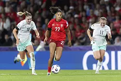 Ihr bester Freund ist der Ball: Sydney Schertenleib. - © PETER KLAUNZER/Keystone/dpa