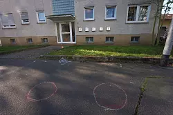 Der Tatort von Bad Nauheim. Zwei Menschen mit Schussverletzungen sind gestorben. - © Thomas Frey/dpa