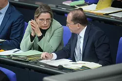 Bundesinnenminister Alexander Dobrindt (CSU) und Bundesjustizministerin Stefanie Hubig (SPD) haben viel zu besprechen. Neben den Scheinvaterschaften gehört dazu auch die Verpflichtung zur Speicherung von IP-Adressen. (Archivbild) - © Michael Kappeler/dpa