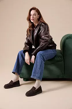 Das perfekte Casual-Outfit: Braune Loafer, Jeans und braune Jacke – eine mühelose Kombination, die zeitlos und elegant wirkt und zeigt, wie vielseitig Schokobraun im Alltag ist. Hier ein Look von Apple of Eden (Loafer ca. 140 Euro). - © Ivan Fritsch/Apple of Eden/dpa-tmn