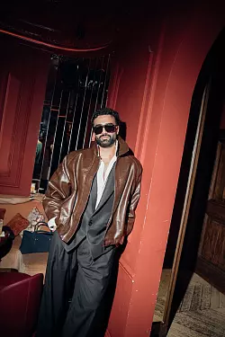 Farb-Harmonie: Braun und Grau – eine subtile, elegante Farbkombi. Ein Look für Männer, die auf Stil setzen, wie dieser Look von Gant zeigt (Jacke ca. 1.200 Euro, Hose ca. 200 Euro, Blazer ca. 400 Euro, Hemd ca. 130 Euro). - © Jonathan Daniel Pryce/Gant/dpa-tmn