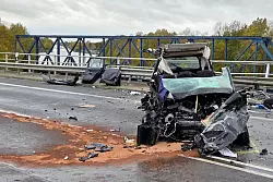 Ein Mann schwebt nach dem Unfall weiter in Lebensgefahr, eine Frau ist schwer verletzt. - © Christian Brahmann/dpa