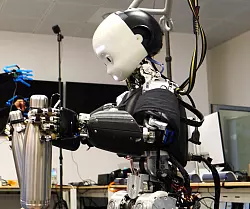 Beeindruckend: Der ferngesteuerte Roboter iCub3 kann weit mehr als - wie hier gezeigt - Gegenst&auml;nde aufzuheben. - &copy; Stefano Dafarra/dpa