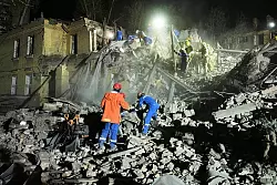 Russland greift in der Nacht auch wieder Kiew an. Bürgermeister Klitschko berichtet von zahlreichen Einschlägen. - © Efrem Lukatsky/AP/dpa