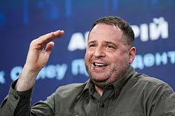 Selenskyjs Bürochef Andrij Jermak schrieb nach den Gesprächen in London vom Austausch mit dem US-Gesandten Keith Kellog. (Archivbild) - © Evgeniy Maloletka/AP/dpa