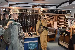 Unz&auml;hlige Weltkriegswaffen, Wehrmachtsuniformen und auch aktuellere Kriegswaffen fanden die Beamten im Keller eines Hauptbeschuldigten. - &copy; --/Polizei Wuppertal/dpa