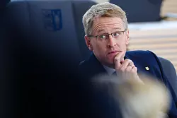 Schleswig-Holsteins CDU-Regierungschef Günther ist über die Entscheidung der Bundesregierung zur Senkung der Stromsteuer enttäuscht. - © Frank Molter/dpa