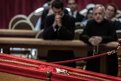 Der offene Sarg des toten Papstes. - © Oliver Weiken/dpa