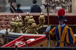 Ein Wachmann der Schweizergarde neben dem toten Papst. - © Oliver Weiken/dpa