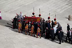 Eine Ehrenformation der Schweizergarde begleitet den Sarg. - © Gregorio Borgia/AP/dpa