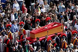 Der tote Papst Franziskus wird im offenen Sarg in den Petersdom gebracht. - © Christoph Reichwein/dpa