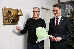 Das Läuten der Glocke verbreitet Zuversicht: Ministerpräsident Wüst im Krebs-Behandlungszentrum. - © Oliver Berg/dpa