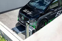 Bitte drauffahren: Wird das induktive Laden zum Gamechanger bei den E-Autos? - &copy; Mercedes-Benz AG/dpa-tmn