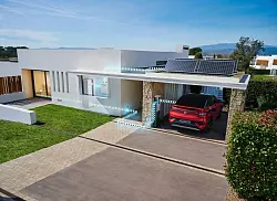 Powerbank in XXL: Besonders praktisch sind E-Autos, wenn sie - wie etwa einige Modelle aus der VW-ID-Reihe - Energie auch beispielsweise ans Haus zur&uuml;ckgeben oder ein Pedelec laden k&ouml;nnen. - &copy; Volkswagen AG/dpa-tmn