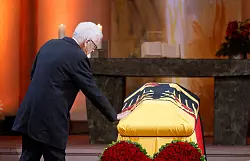 Ministerpr&auml;sident Winfried Kretschmann legt nach seiner Rede die Hand auf Sch&auml;ubles Sarg. - &copy; Philipp von Ditfurth/dpa